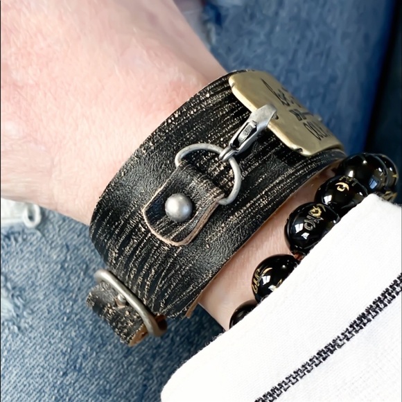 Unisex Handmade Be Strong & Courageous Leather Cuff Bracelet - Picture 3 of 8